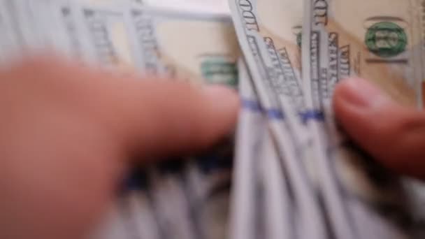 Primer plano de un empresario manos contando billetes de cien dólares en una mesa
 - Imágenes, Vídeo