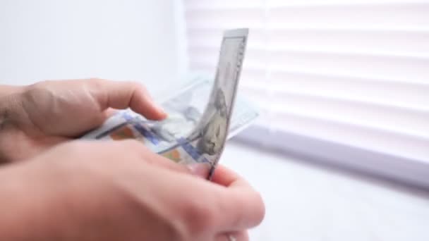 Detail businesswomans rukou počítání sto dolarové bankovky u stolu - Záběry, video