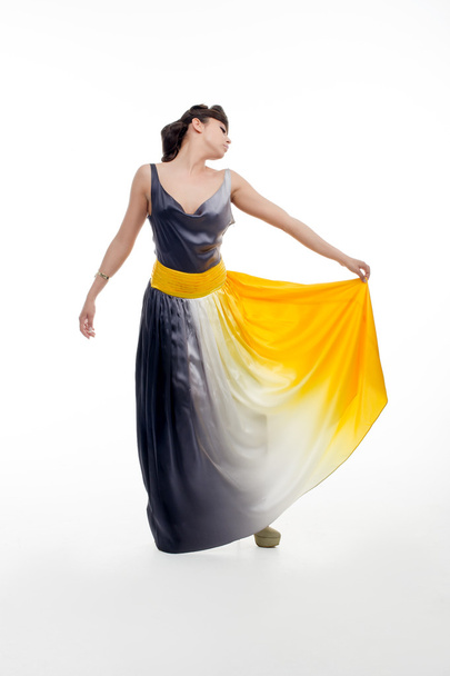 piękna modelka pozowanie z sukienka w studio - Zdjęcie, obraz