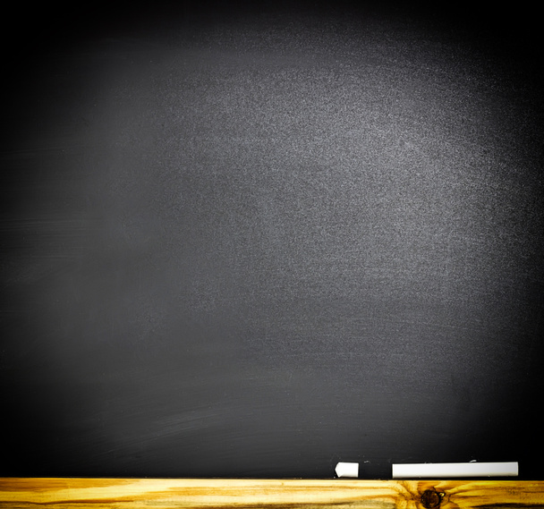 Школьная или университетская доска с голым мелом
  - Фото, изображение