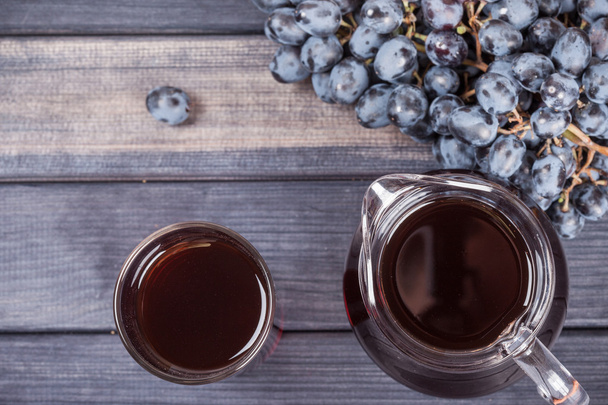 üzüm suyu sürahisi ve cam siyah üzüm görünümü top. - Fotoğraf, Görsel