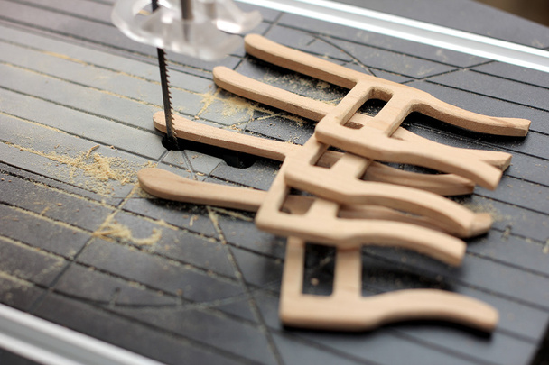 Електричний ніж, дерев'яна іграшка ручної роботи
 - Фото, зображення