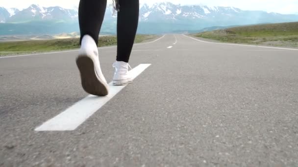 Primer plano de la persona caminando en la montaña
 - Metraje, vídeo