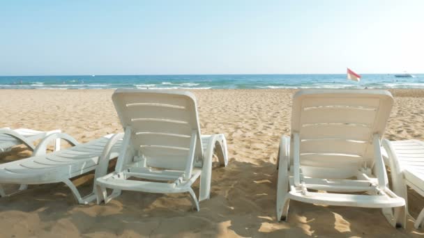 Bílá pláž židle nebo nedaleko pobřeží moře nebo oceán - Záběry, video