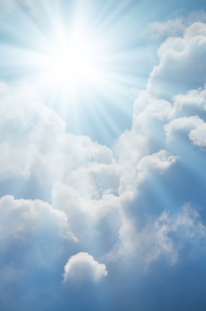 Яркое солнце светит среди белых облаков
 - Фото, изображение