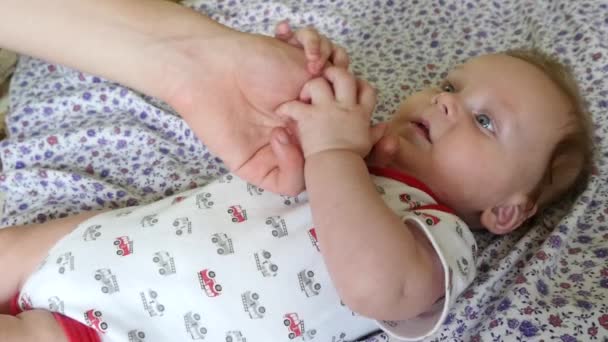 πατέρα, κρατώντας το χέρι του μωρού - Πλάνα, βίντεο