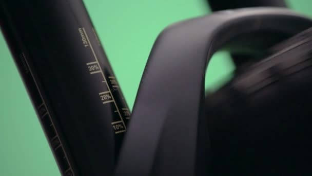 Close-up van mountain bike vork schudden op groen scherm. - Video