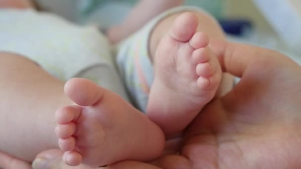 Bebé recién nacido pies y manos
 - Imágenes, Vídeo