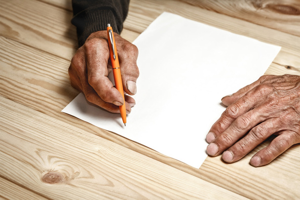 Senior writes a testament - Фото, зображення