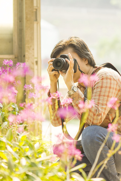 Kadın fotoğrafçı Photoshoot Çiçek bahçesinde alarak - Fotoğraf, Görsel