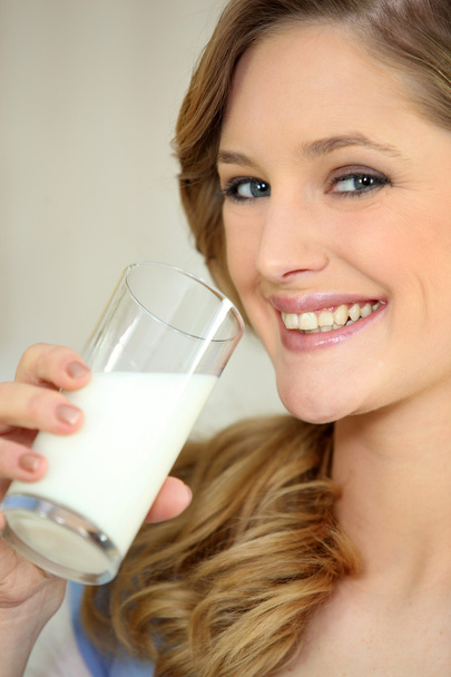 Woman drinking a glass of milk - Foto, Imagen