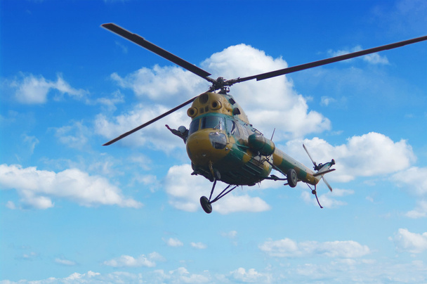 Μινσκ, Λευκορωσία στις 30-31 Ιουλίου 2016. Αθλητικό Φεστιβάλ «Pro ουρανού» επιβατών ελικόπτερα Mi-2 οπλίτης (ΝΑΤΟ ταξινόμηση), του αέρα στο χώρο εργασίας, που πετούν στον αέρα, που απογειώνονται και προσγειώνονται, μεταφορά επιβατών. - Φωτογραφία, εικόνα
