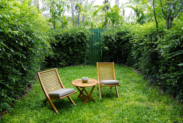 Sillas de jardín en el patio trasero
 - Foto, Imagen