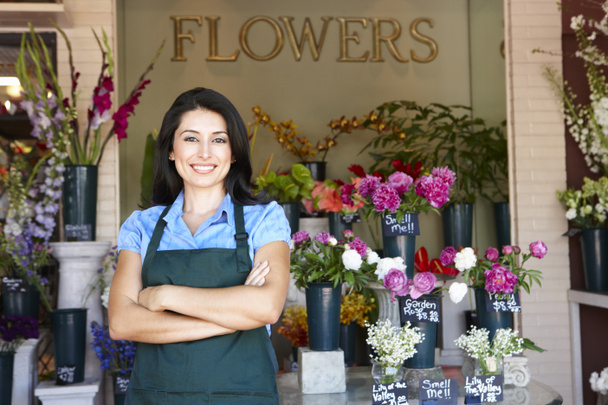 Woman standing outside florist - Zdjęcie, obraz
