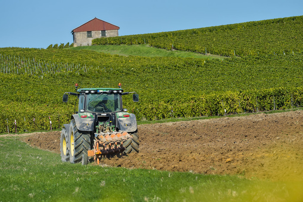 Tractor arando los campos - Foto, imagen