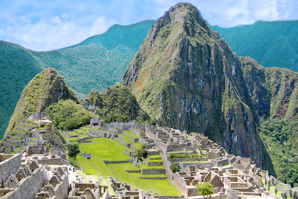 Machu Picchu está ubicada en la Región del Cusco, Sudamérica. Está situado en una cordillera sobre el Valle de Urubamba, en Perú, a 80 kilómetros al noroeste del Cusco. - Foto, imagen
