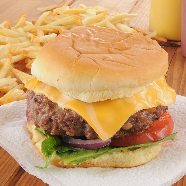 Cheeseburger grosso com batatas fritas
 - Foto, Imagem