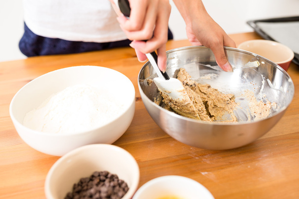 Mélanger la pâte pour faire des biscuits à la maison
 - Photo, image