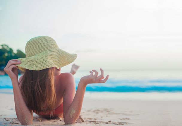Πορτραίτο του αρκετά μακρύς μαλλιά γυναίκα στο μπικίνι να διασκεδάζουν στο τροπική παραλία. Mahe, Σεϋχέλλες - Φωτογραφία, εικόνα