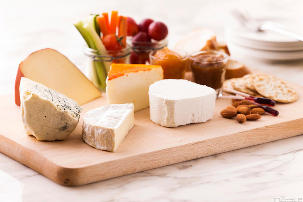 Bandeja de queso con diferentes quesos y uvas
 - Foto, imagen