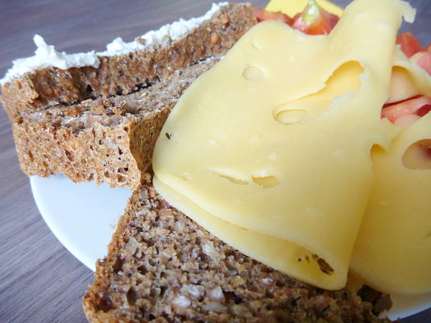snack szelet kenyér, sajt, paradicsom - Fotó, kép