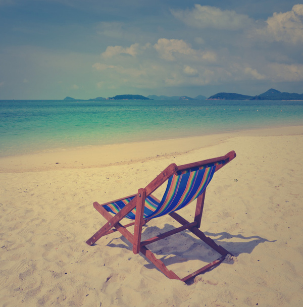 τροπική παραλία με πολύχρωμα παραλία καρέκλα, Ταϊλάνδη  - Φωτογραφία, εικόνα