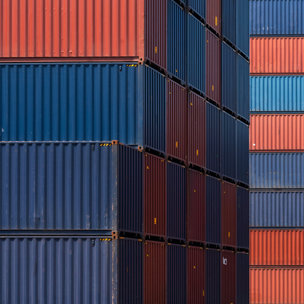Patrón de pila colorido de contenedores de transporte de carga en el astillero
 - Foto, Imagen
