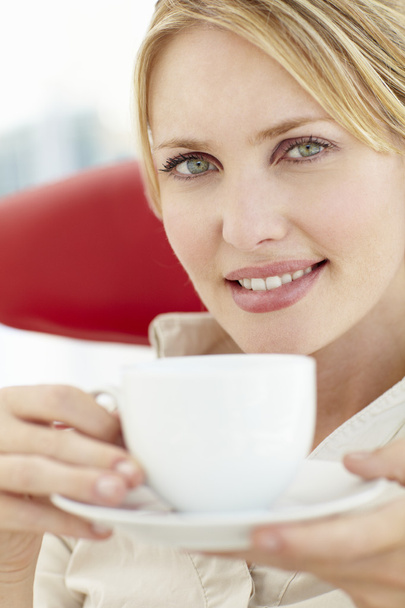 Woman relaxing with cup of tea - Foto, Imagen