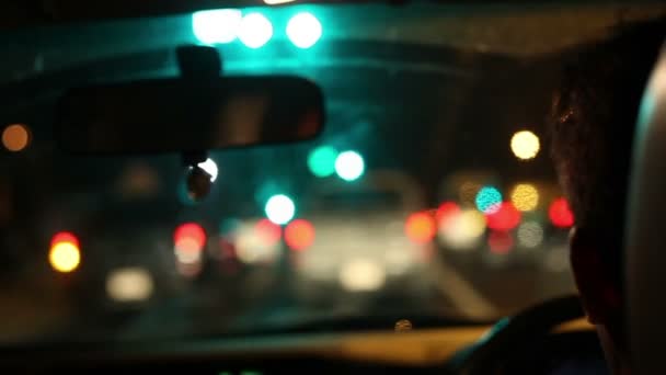 Οδήγηση τη νύχτα στην πόλη - Πλάνα, βίντεο