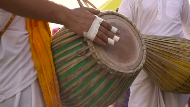 Festival di Krishna. I musicisti suonano la batteria. Donne in bellissimi abiti indiani sullo sfondo
. - Filmati, video