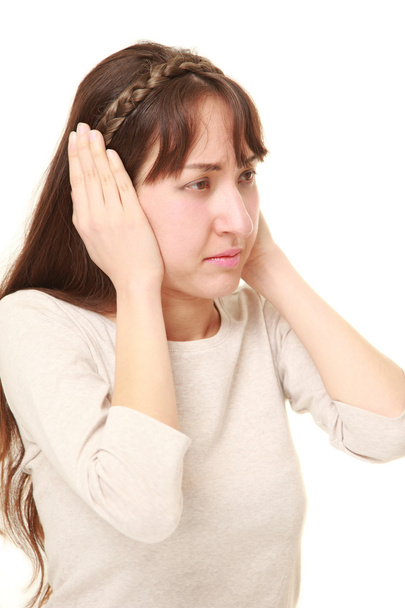 Jonge vrouw lijdt aan lawaai - Foto, afbeelding