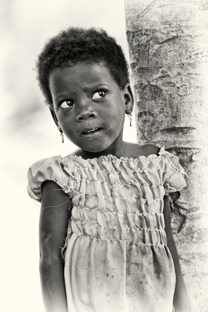 A Benin young girl watches carefully - Foto, Bild