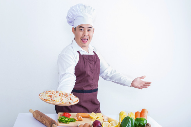 Retrato de un chef sosteniendo pizza
  - Foto, Imagen