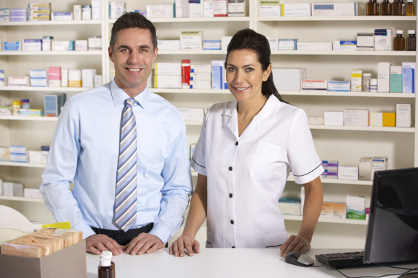 UK nurse and pharmacist working in pharmacy - Foto, afbeelding