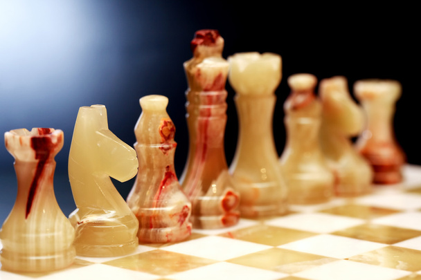Pièces d'échecs sur sombre
 - Photo, image