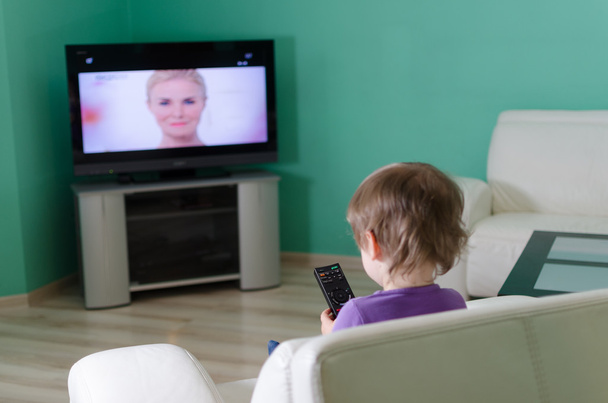 παιδί και τηλεόραση - Φωτογραφία, εικόνα