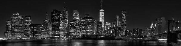 Центр міста горизонт Нью-Йорка Манхеттен в сутінках з хмарочос - Фото, зображення