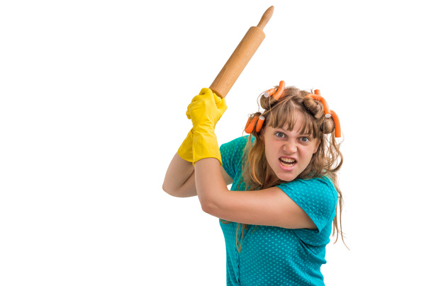 Őrült és őrült háztartásbeli nő konyha görgővel - Fotó, kép