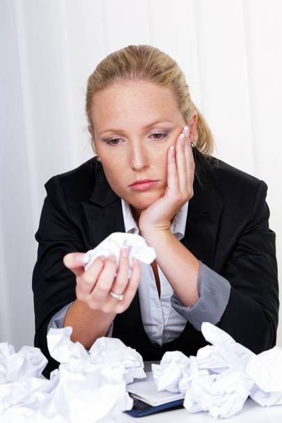 Woman in office with crumpled paper - Foto, Bild