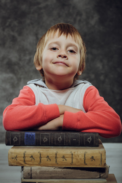 Boy 5 years with books  sitting on a chair - Foto, Imagem