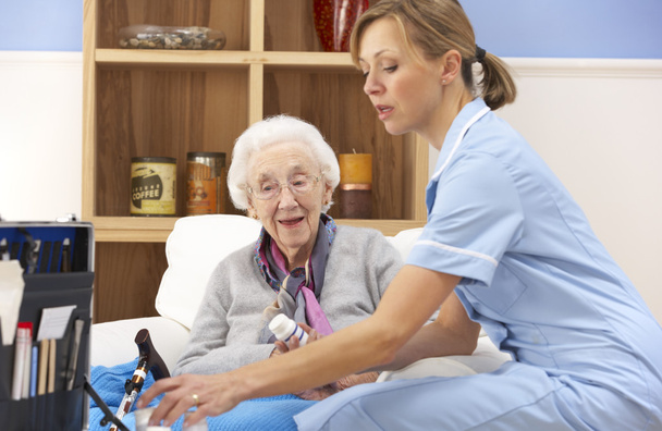 UK nurse visiting senior woman at home - Foto, Imagem