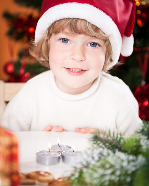 Funny smiling child in Santa's hat - Zdjęcie, obraz