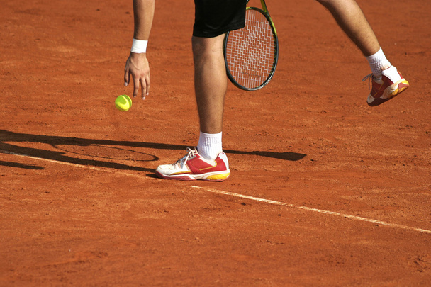 Tennis player preparing for service - Фото, изображение