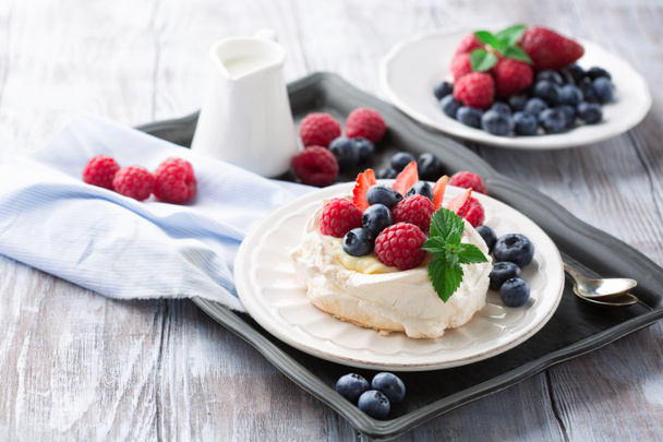 Pavlova gâteau aux baies fraîches d'été
 - Photo, image
