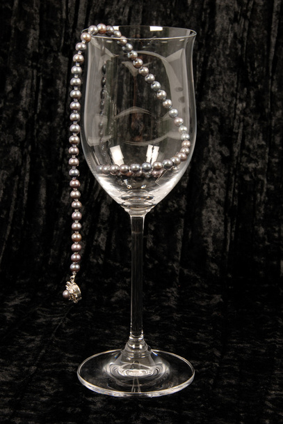 μια σειρά από μαργαριτάρια που κρέμεται από ένα ποτήρι κρασιού κρυστάλλινο - Φωτογραφία, εικόνα