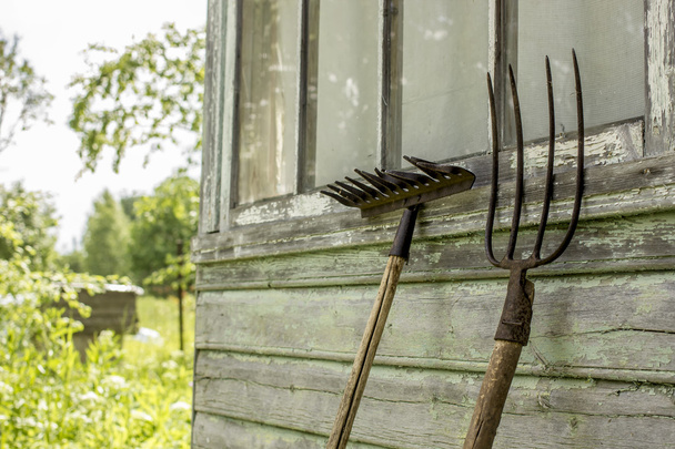 forks and rakes are leaning on the house - Foto, Bild