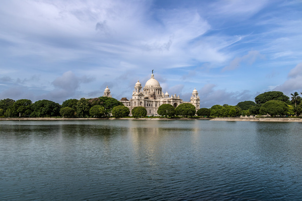 Pamiątkowych Victoria Kolkata (Kalkuta) Indie. Piękny zabytek architektury budynku muzeum zbudowany z białego marmuru, w otoczeniu wspaniałych jezior i drzew. - Zdjęcie, obraz