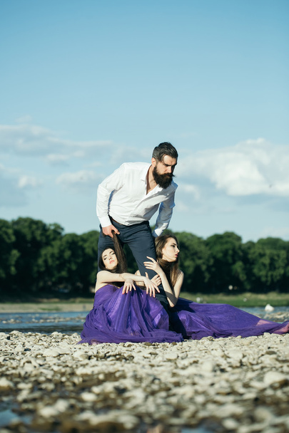 Bearded man and two women outdoor - Fotoğraf, Görsel