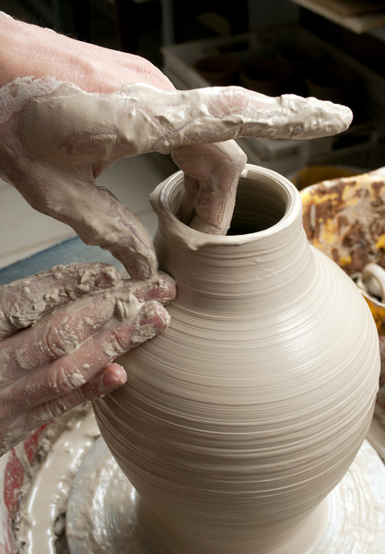 Ruce hrnčíře, vytváří hliněnou nádobu na kruh - Fotografie, Obrázek