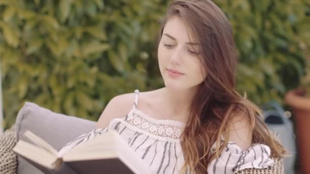 Woman reading book - Video, Çekim